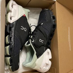 Woman’s Cloud flyer black/White. Size 7